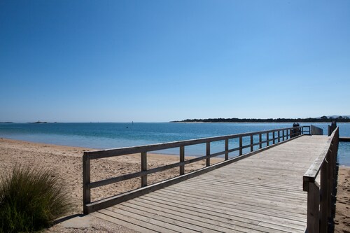 Pearl Hawley Beach | Bright Modern Beach House  | Perfect for Families + Friends