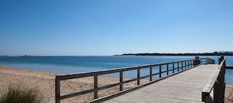 Pearl Hawley Beach | Bright Modern Beach House  | Perfect for Families + Friends