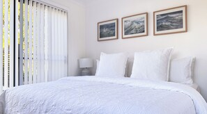 4 soverom, skrivebord, strykejern/-brett og reiseseng for barn