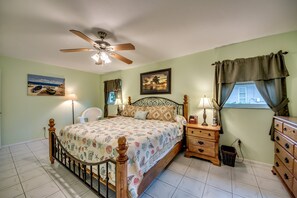 3 bedrooms, iron/ironing board, free WiFi, bed sheets - Peaceful & Relaxing, Golf view, Foosball and Pool - Villa Golf View - Roelens Vacations (Cape Coral)