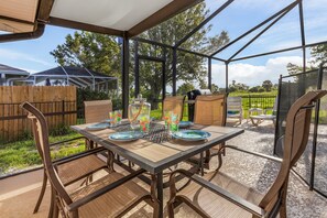 Outdoor dining - Peaceful & Relaxing, Golf view, Foosball and Pool - Villa Golf View - Roelens Vacations (Cape Coral)