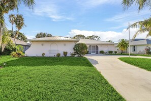 Property grounds - Peaceful & Relaxing, Golf view, Foosball and Pool - Villa Golf View - Roelens Vacations (Cape Coral)