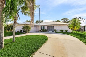 Exterior - Peaceful & Relaxing, Golf view, Foosball and Pool - Villa Golf View - Roelens Vacations (Cape Coral)