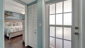 Un dormitorio con cama, ventilador de techo y un cuadro en la pared.