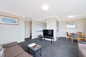 Smart TV, books - 2 Bedroom Apt @ Quality Resort Sorrento Beach (Sorrento)
