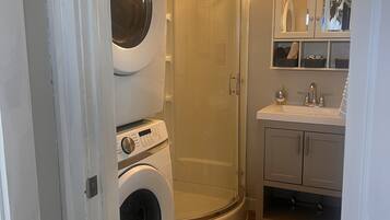Douche, serviettes fournies, savon