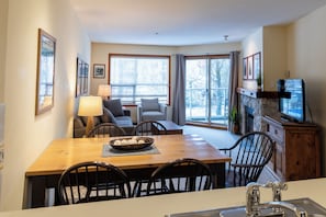 TV, fireplace, DVD player - Aspens #206 Prime Ski-in Ski-out Location! Pool, Hot tubs, BBQ, sleeps 4 (Whistler)