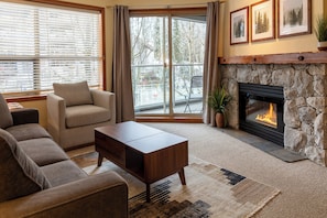 TV, fireplace, DVD player - Aspens #206 Prime Ski-in Ski-out Location! Pool, Hot tubs, BBQ, sleeps 4 (Whistler)
