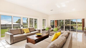 TV, caminetto, lettore DVD