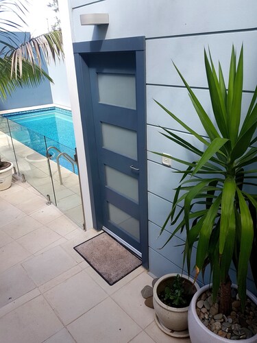 1 BR BEACHSIDE RETREAT WITH LAP POOL - close to Coogee Beach