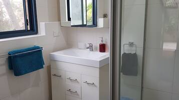 Douche, sèche-cheveux, serviettes fournies, savon