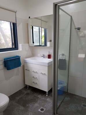 Douche, sèche-cheveux, serviettes fournies, savon