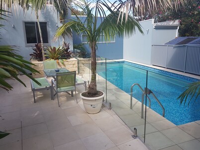 1 BR BEACHSIDE RETREAT WITH LAP POOL - close to Coogee Beach