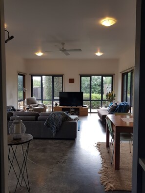 TV, fireplace, streaming services - Retreat to Bay Breeze at Coronet Bay  (Coronet Bay)