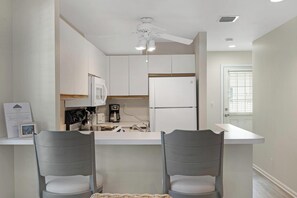 Fridge, microwave, oven, stovetop - SHADY NOOK at The Truman Annex in Key West (Key West)