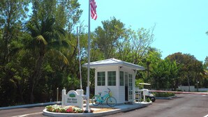 Un petit bâtiment blanc sur lequel on peut lire l’inscription : « Key West Golf Club ».