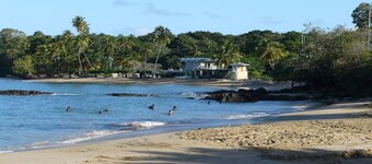 Waterfall Villa - Pristine Condition With Splash Pool Near 4 White Sand Beaches