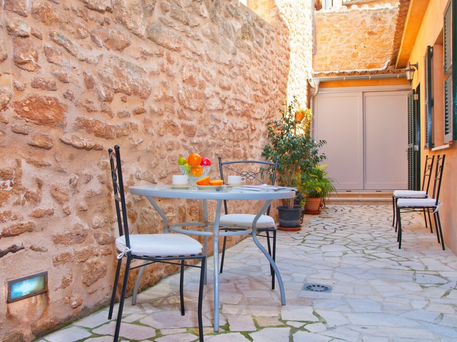 Frühstücksbereich im Patio mit Tisch, Stühlen und Hängematten