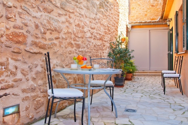Frühstücksbereich im Patio mit Tisch, Stühlen und Hängematten