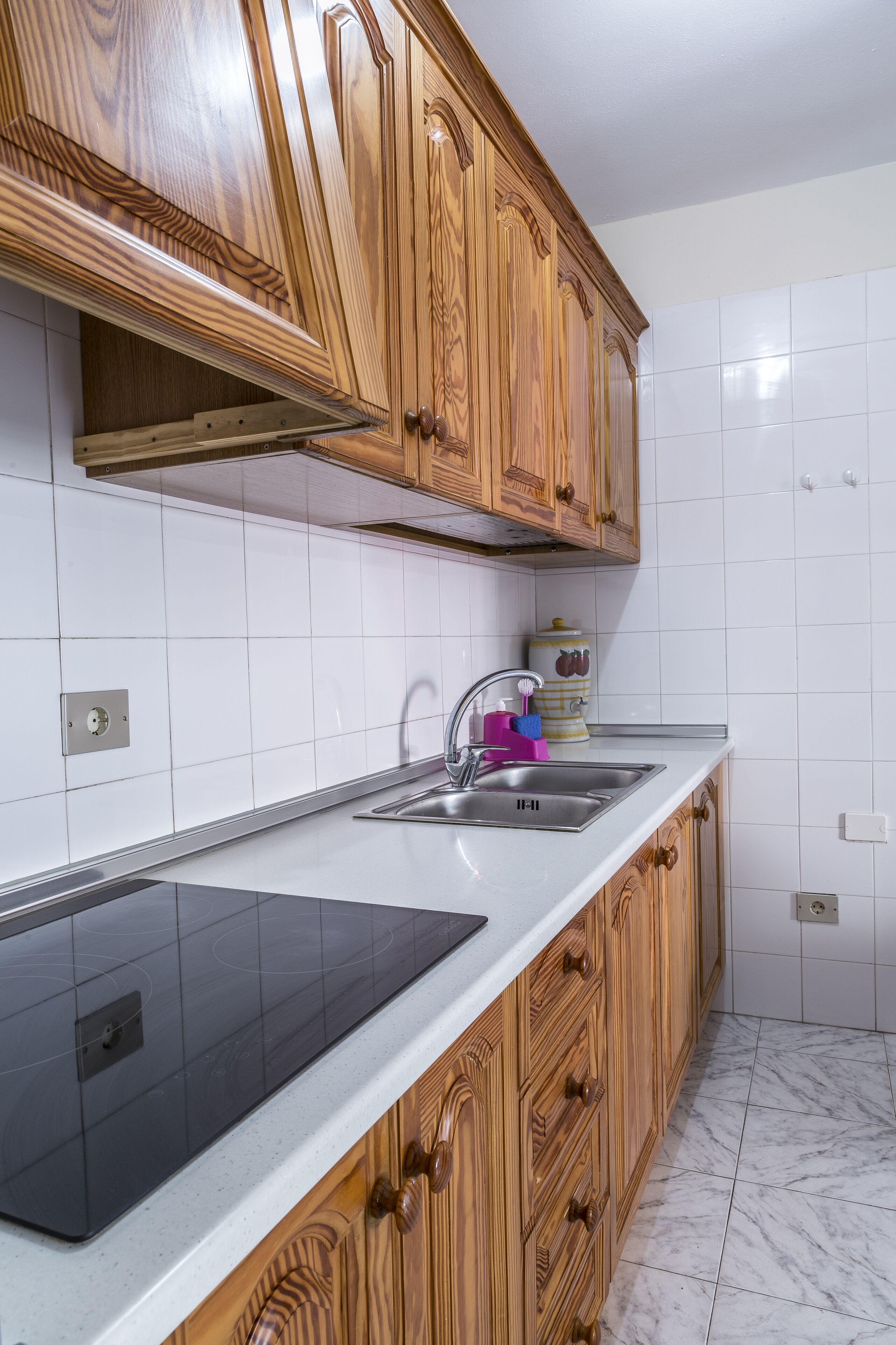 Refrigerador, microondas, parrilla de estufa y cafetera y tetera 