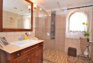 Baignoire, sĂšche-cheveux, serviettes fournies