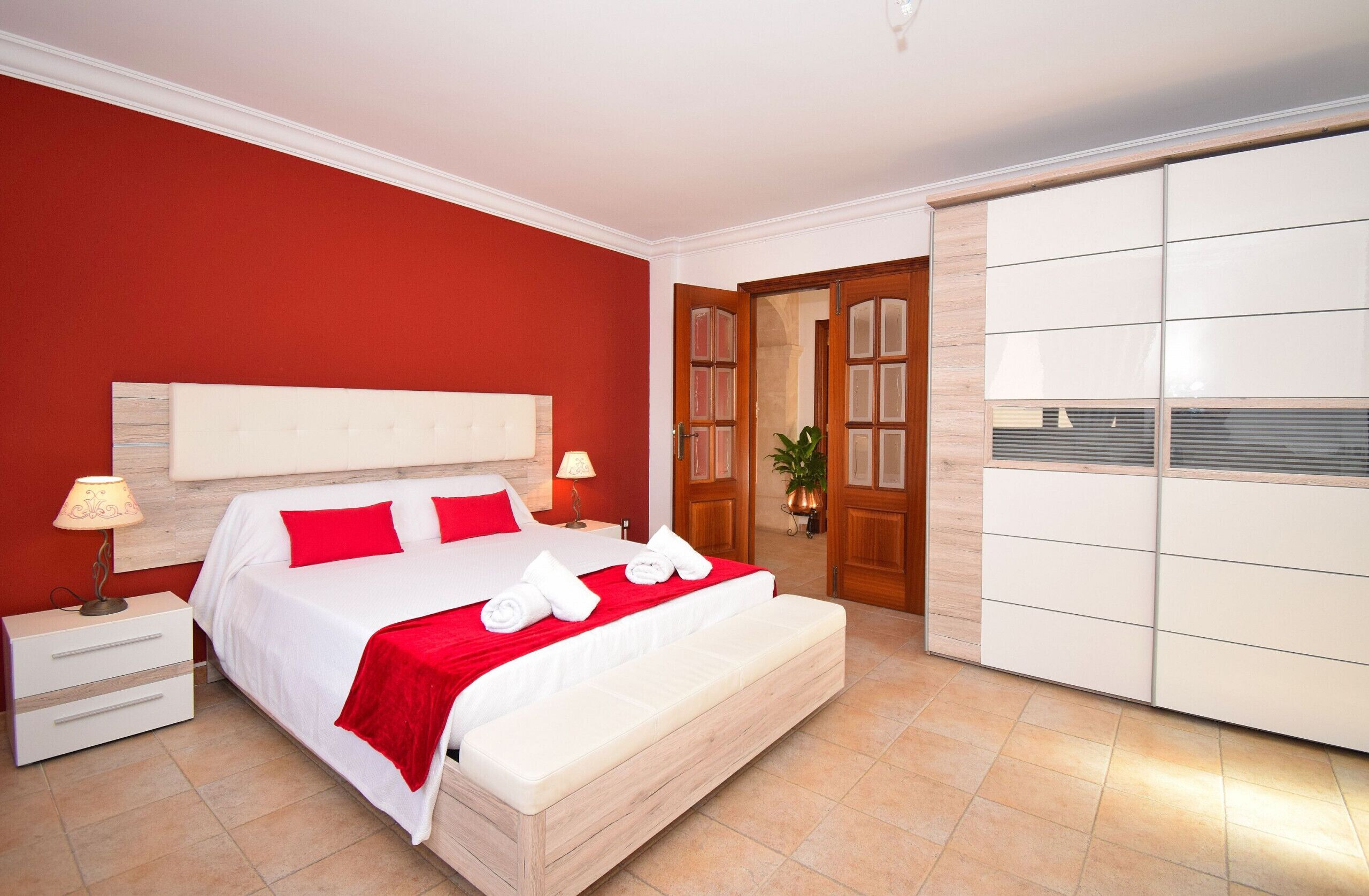 4 slaapkamers, een strijkplank/strijkijzer, gratis wifi, beddengoed