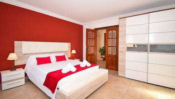 4 slaapkamers, een strijkplank/strijkijzer, gratis wifi, beddengoed