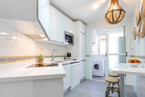 Kjøleskap, mikrobølgeovn, ovn og kaffetrakter/tekoker