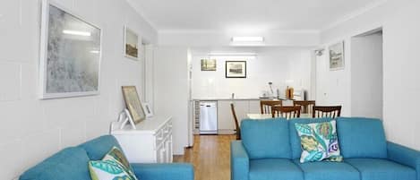 Televisión, chimenea y reproductor de DVD