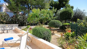 A patio area with outdoor furniture, a small pool, and various plants. - Can Xim 080 fantastic house close to the beach, with terrace, garden, barbecue and WiFi. (Alcúdia)