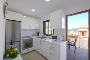 Een koelkast, een microgolfoven, een oven, een kookplaat