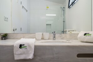 Ducha, secador de pelo, toallas
