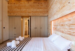 2 bedrooms, in-room safe, iron/ironing board, free WiFi