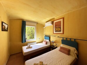 3 chambres, fer et planche à repasser