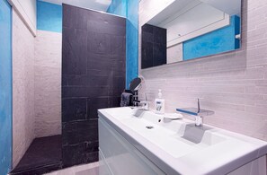 Dusche, Haartrockner, Handtücher