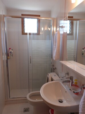 Shower, free toiletries, hair dryer, towels - Theathina villa in Kalamaki (Kalamaki)