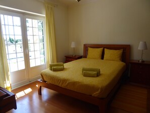 4 camere, una scrivania, ferro/asse da stiro, culla da viaggio