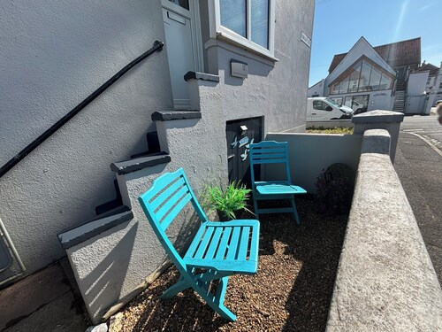 11b Beachside, walk to the beach!