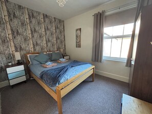 2 bedrooms, desk, iron/ironing board, travel crib - 11b Beachside, walk to the beach! A charming apartment close to the seafront (Eastbourne)