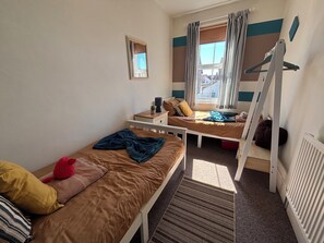 3 間睡房、書桌、熨斗/熨衫板、可攜式嬰兒床