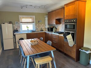 Fridge, microwave, oven, stovetop - 11b Beachside, walk to the beach! A charming apartment close to the seafront (Eastbourne)