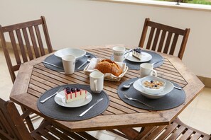 Outdoor dining - A04 - Large Modern 1 bed Apartment with Pool (Lagos)