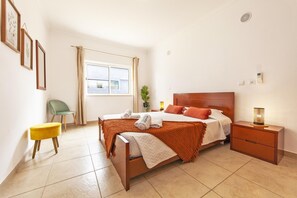 1 slaapkamer, een strijkplank/strijkijzer, gratis wifi, beddengoed