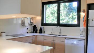 Een koelkast, een magnetron, een oven, een vaatwasser