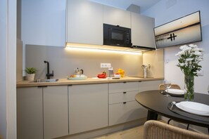 Réfrigérateur, micro-ondes, four, plaque de cuisson