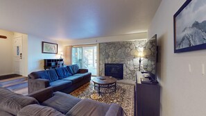 Living area - Snowcreek Resort Vacation Rentals 561 Club Drive (Mammoth Lakes)