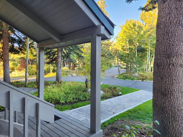 Property grounds - Snowcreek Resort Vacation Rentals 561 Club Drive (Mammoth Lakes)