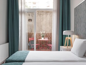 4 bedrooms, iron/ironing board, Internet, bed sheets