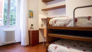 2 Schlafzimmer, Schreibtisch, Bügeleisen/Bügelbrett, Reisekinderbett