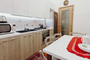 Fridge, microwave, oven, stovetop - Elegant apartment located in the heart of Roman Trieste - FREE GARAGE (Trieste)